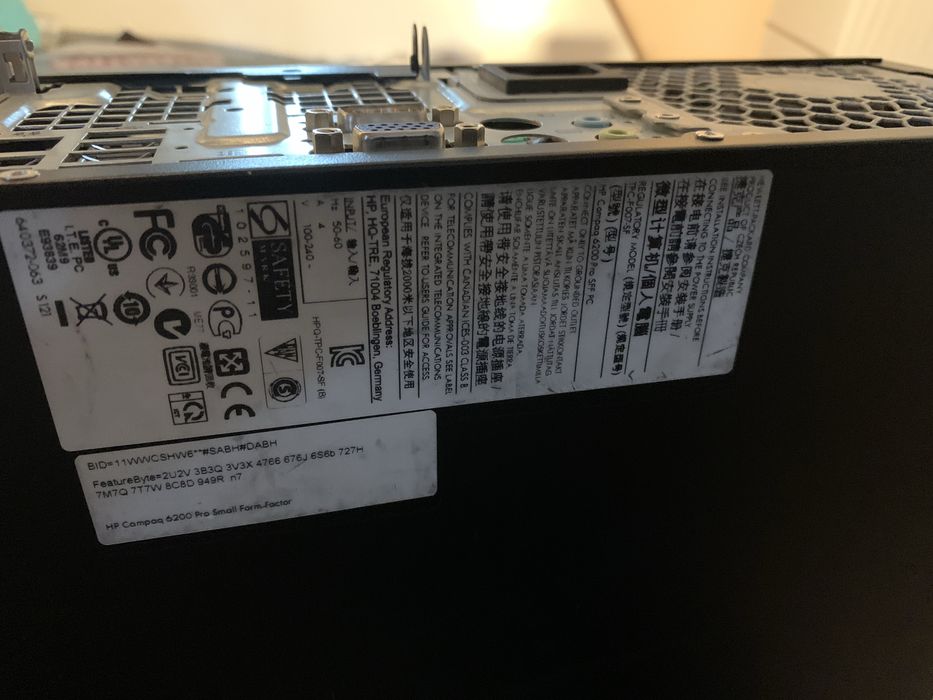 Komputer HP, intel i5, Radeon HD, Windows 10.  Monitor LG