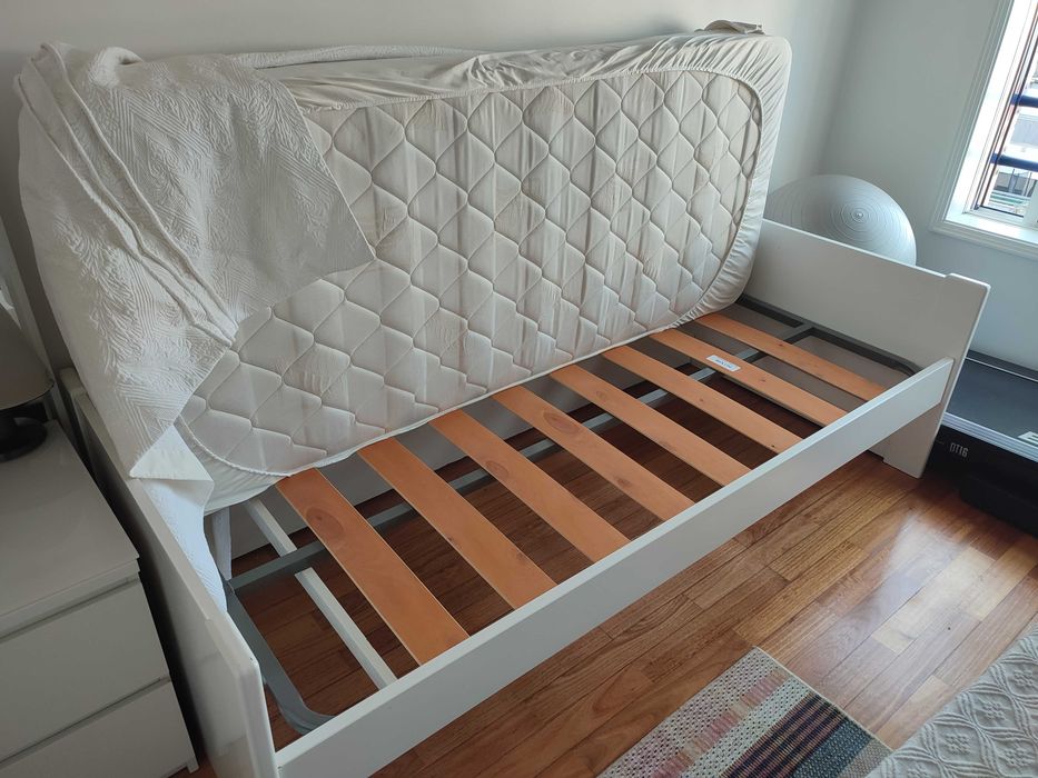 Cama de solteiro dupla lacada branca c/ colchões - bom estado/ pouco uso