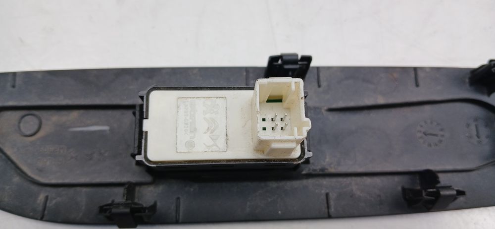 Comando / botão / interruptor vidros frente esquerdo PEUGEOT 208 II