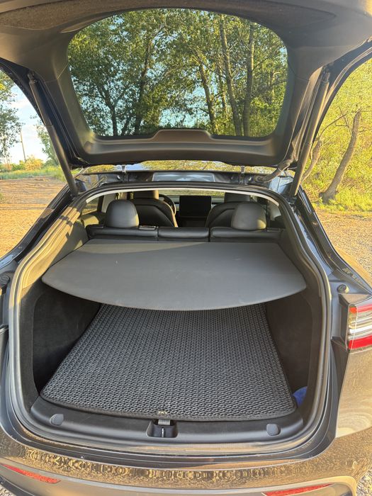 Tesla Model Y  2024