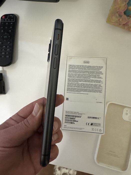 Продам iPhone 11 64GB