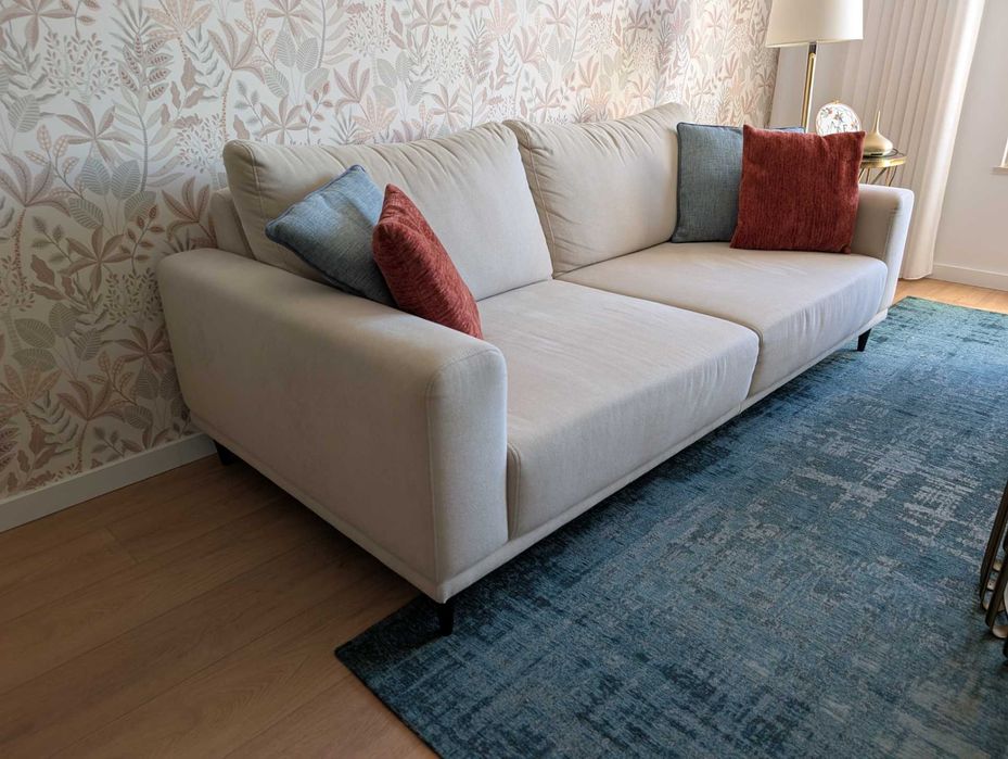 Sofá Bege 3 Lugares – Moderno e Confortável e em Ótimo Estado