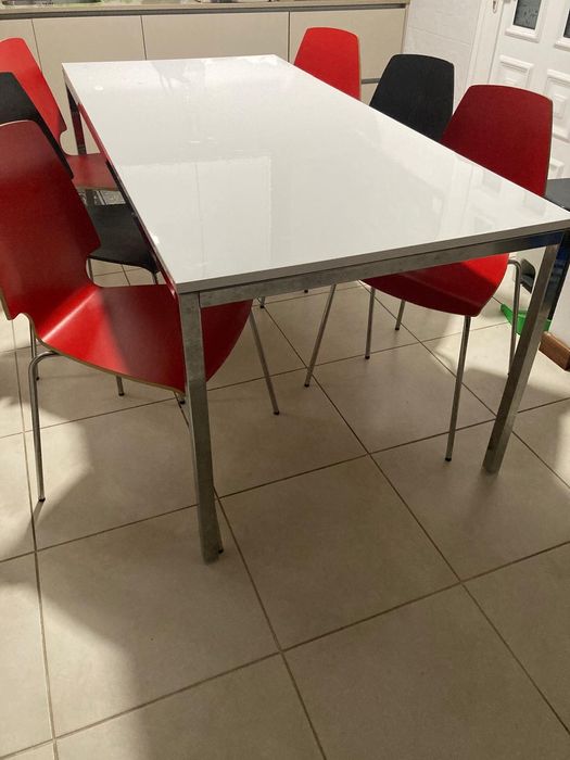Conjunto de mesa com seis cadeiras