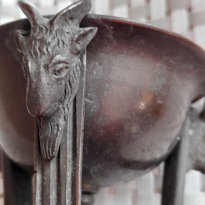 Lapa oliwna XlX w.  brąz