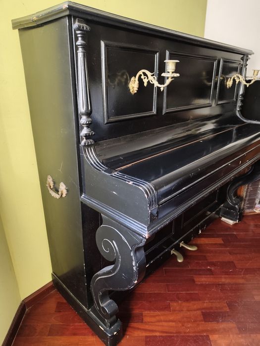 Piano vertical preto