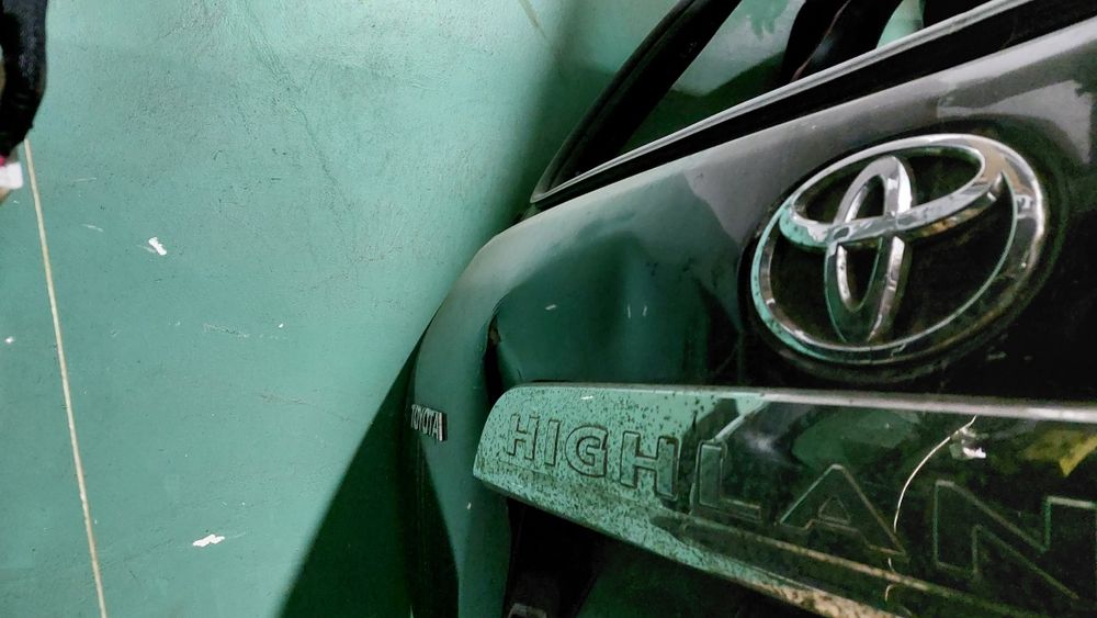Toyota Highlander 08-13г.в крышка багажника ляда под ремонт
