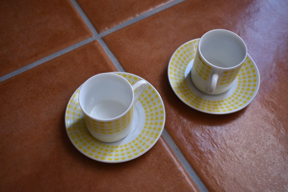 2 chávenas+ pires de café azuis
2 chávenas + pires de café amarelas

3