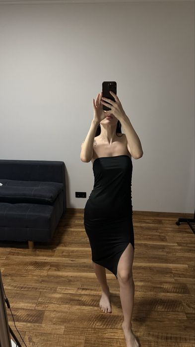 Платье без бретелей с разрезом