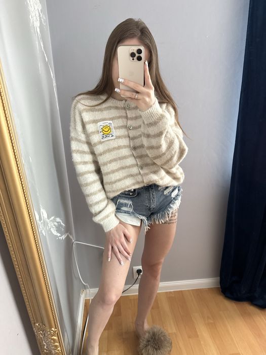 Sweter w paski z emotka