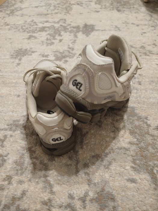 Культові кросівки ASICS GEL з фірмою амортизаційною технологіїєю в подошві