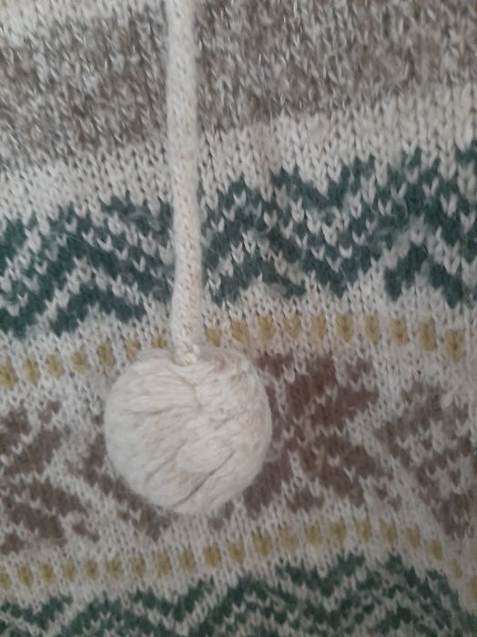 Sweter z kapturem