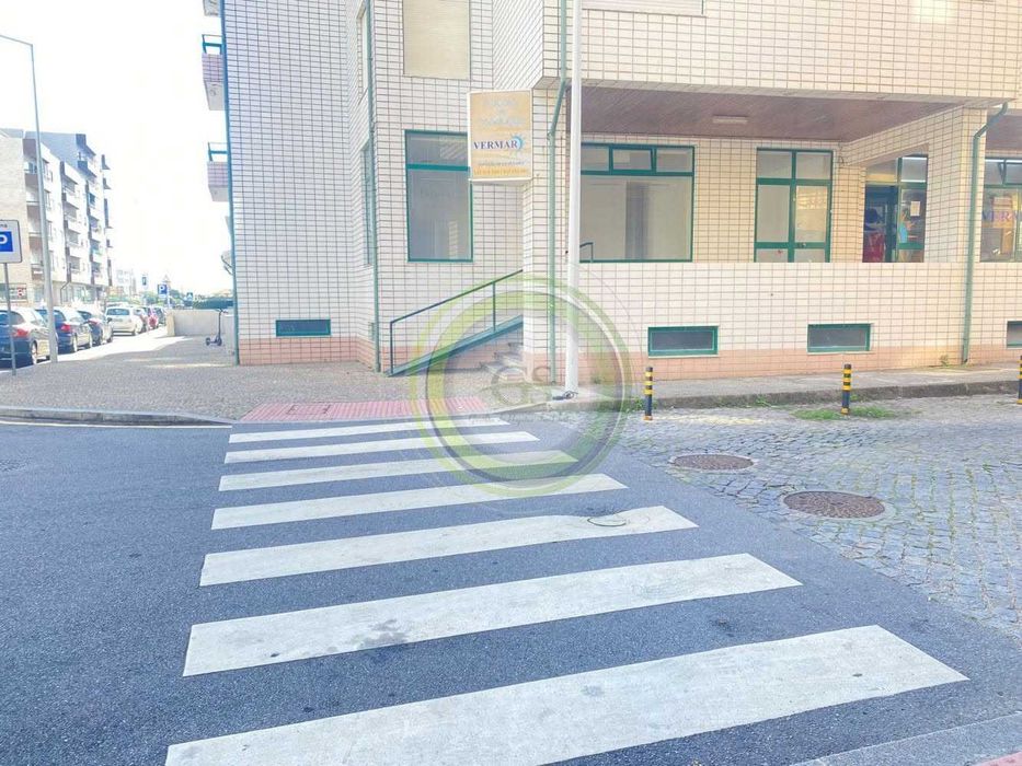 Loja Comercial para Arrendamento em Aver-o-Mar.