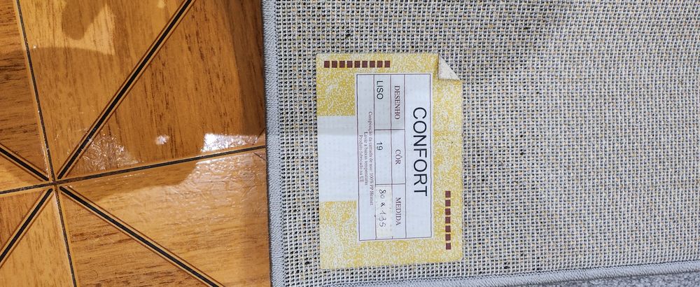 Vendo 5 tapetes 80x1,50/várias cores 15€uni.1 carpete 1.60x2.30cm,50€