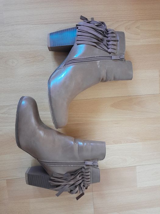 Brązowe botki z frędzlami