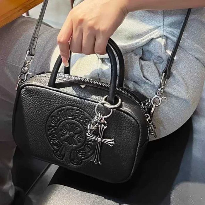 мини-сумка бочонок в стиле Хром Хартс Chrome Hearts / Черная сумка с брелоком и кинжалом