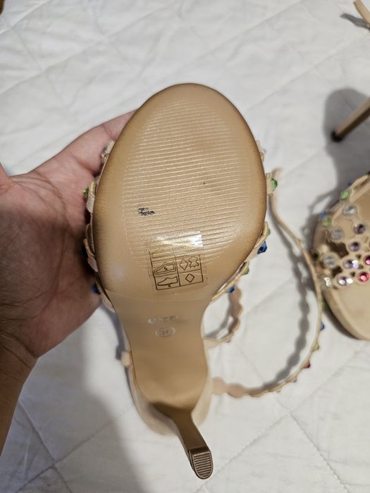 Sandálias NOVAS tamanho 36 da marca EXE