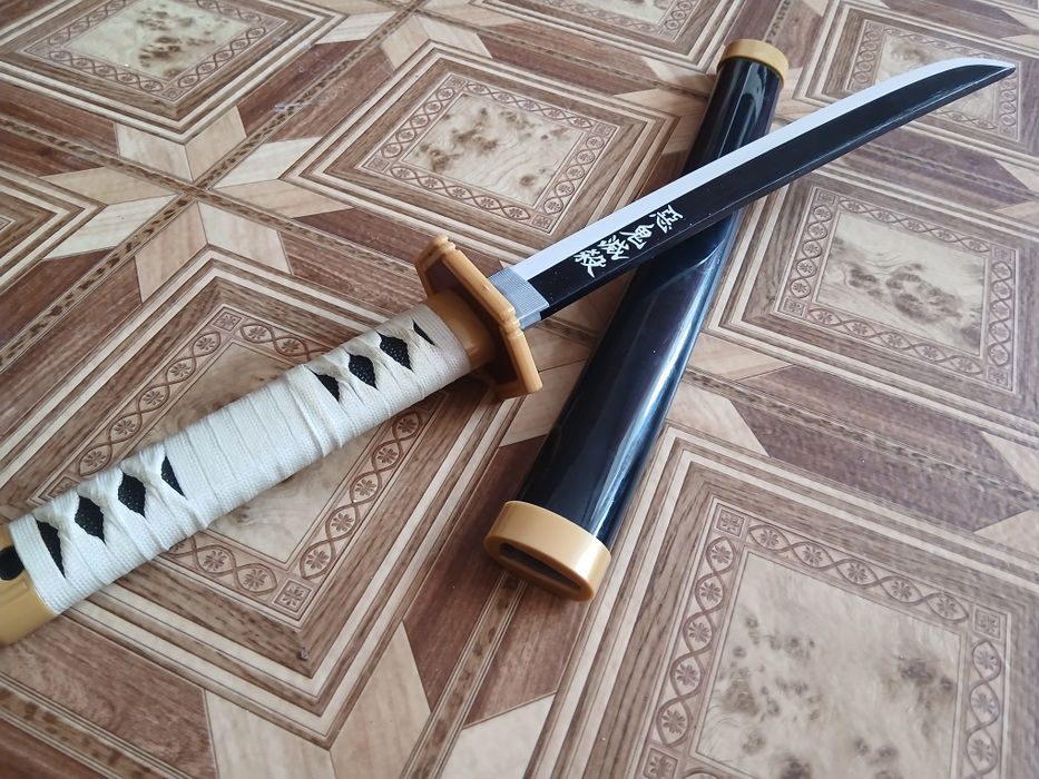 Танто (коротка катана) дерев'яний із аніме Вбивця Демонів