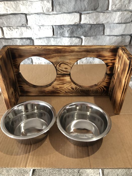 Stojak z miskami dla psa