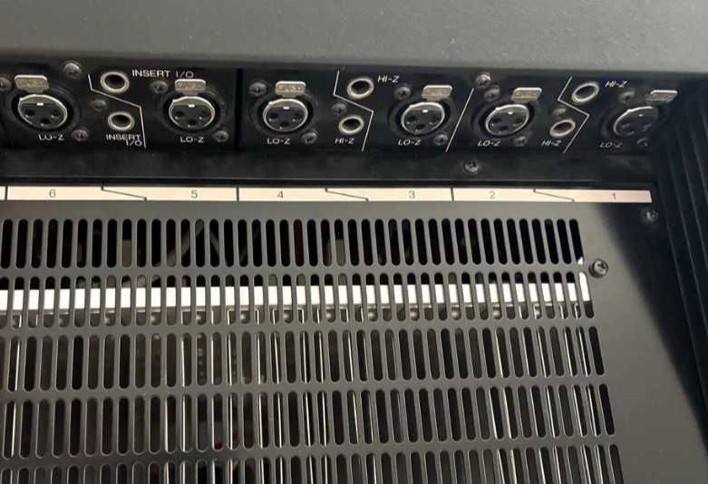 Mesa Amplificada - Yamaha EMX 2150 (8 canais XLR)