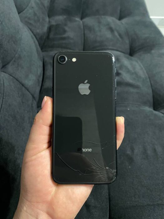 Продам два айфони 10/8 , робочі !є момєнти !