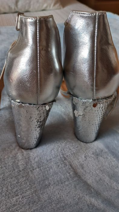 Sandálias prateadas