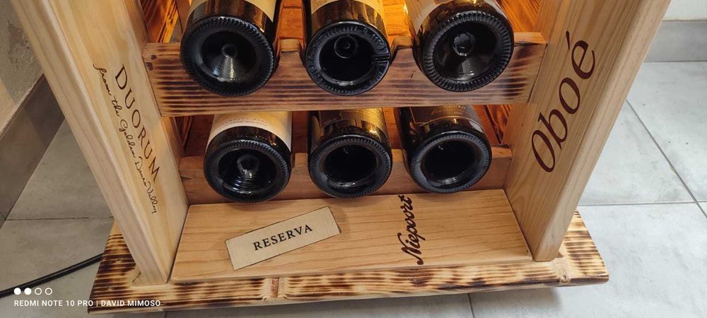 Garrafeira Artesanal Única em Pinho – Iluminada, Detalhes Caixas de Vinho
