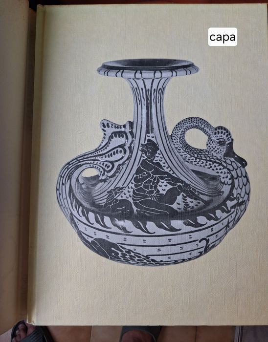 Livro de capa dura com proteção de papel
