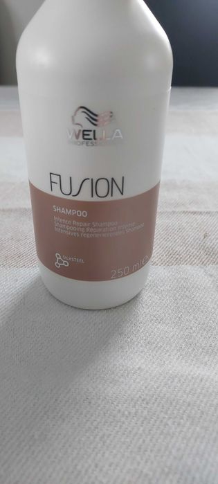 Szampon intensywnie regenerujący Wella Professionals Fusion  250 ml