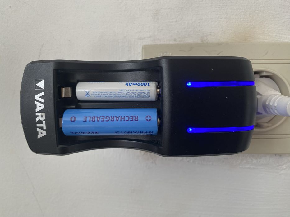 Зарядний пристрій Varta Pocket Charger 57642