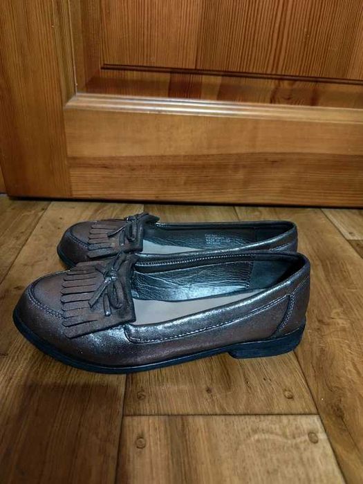 Srebrne błyszczące buty loafersy mokasyny Phoebe