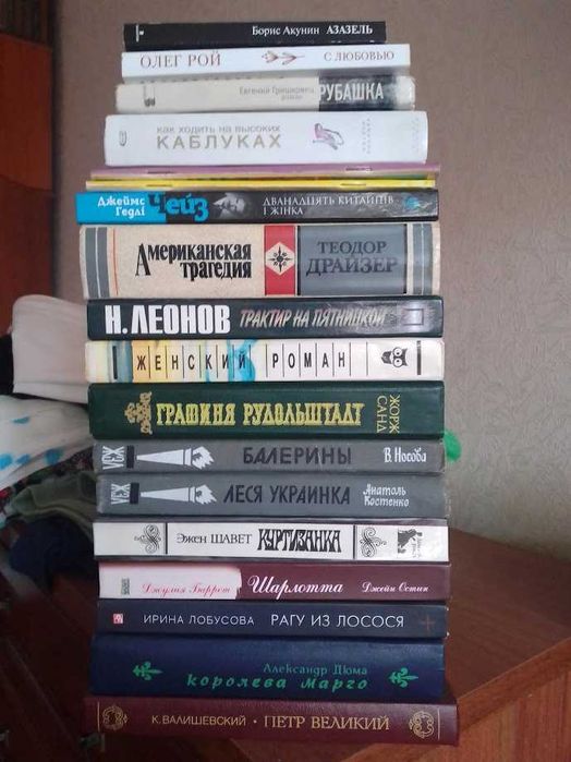 Набір різних книжок