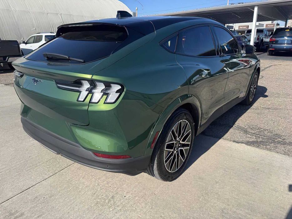 Ford Mustang Mach-E Premium      2025