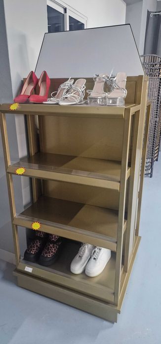 Expositor com prateleiras dos dois lados