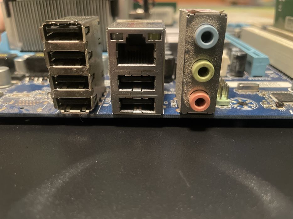 Продам материньську плату GIGABYTE з процесором та оперативкою