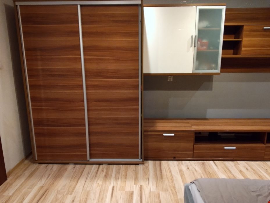 Meble pokojowe w dobrym stanie + komoda gratis