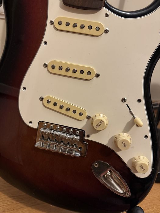 Squier CV Classic Vibe 60s Strat 3-SB - com muitos Upgrades Fender