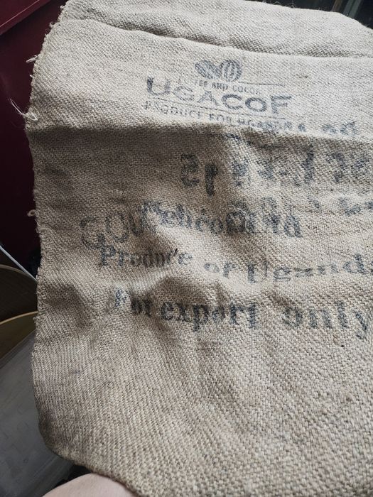 Sacos de café em serapilheira