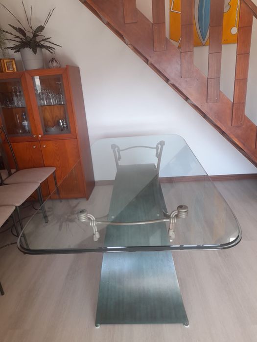 Mesa de jantar em vidro com cadeiras