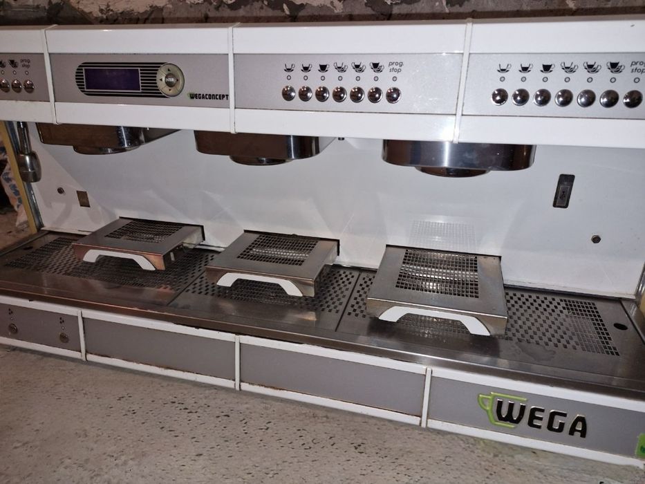 Професійна кавомашина Wega Concept EVD (3 групи)