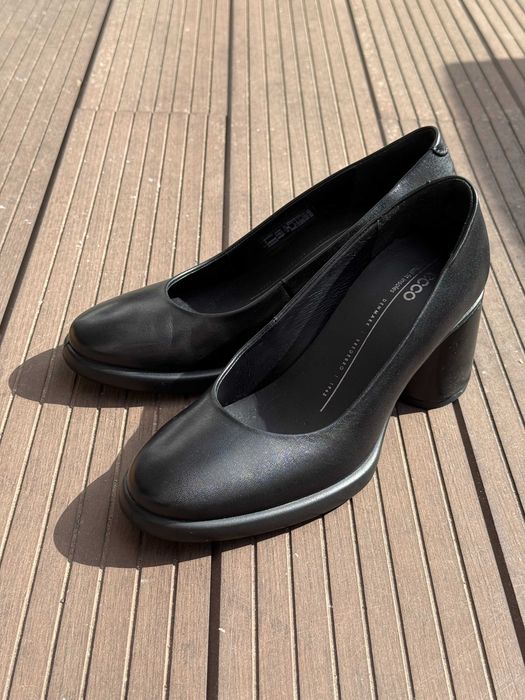 Sapatos ECCO em Pele Preta com Salto – Tamanho 38