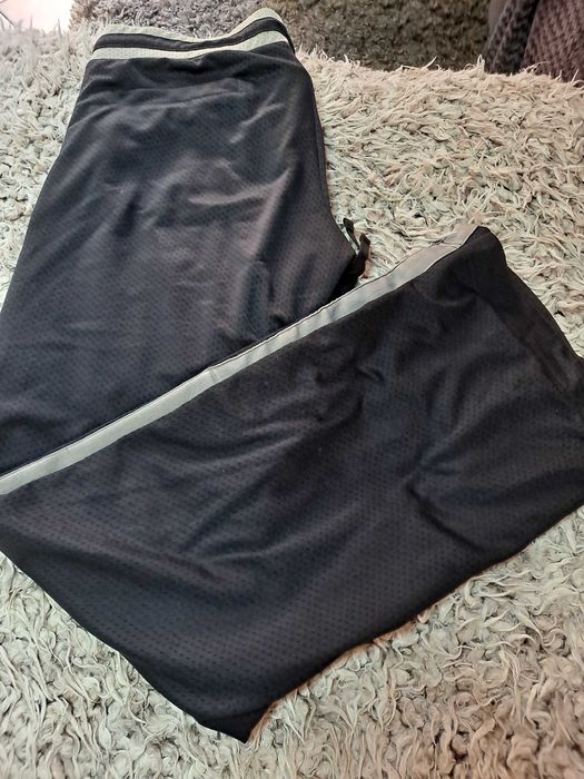 Spodnie dresowe sportowe damskie Nike.
