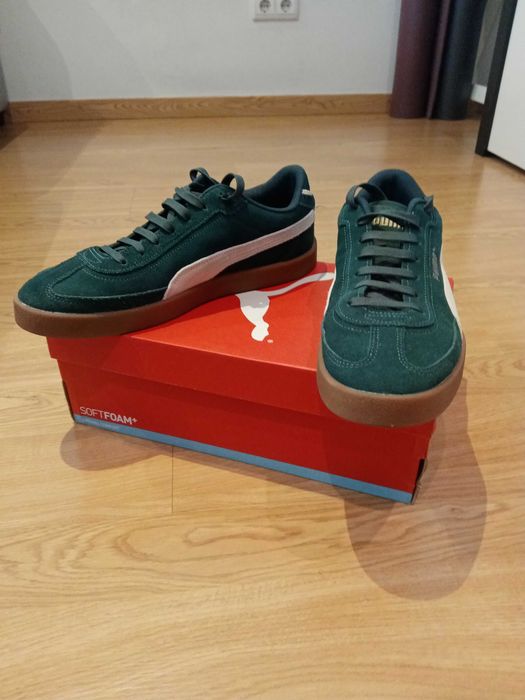 Sneakers
PUMA Club II Era Suede Sneakers