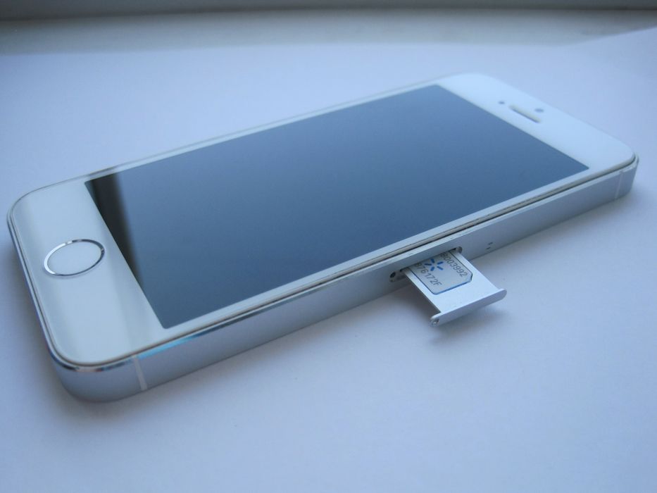 iPhone 5s новый + бампер