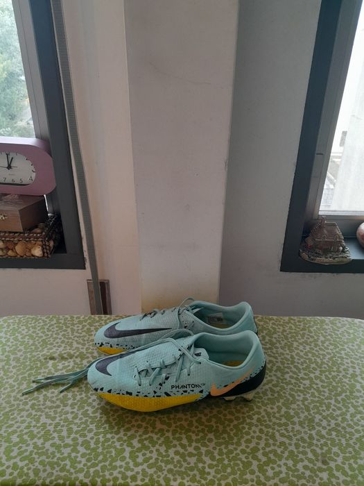 Vendo Chuteiras NIKE muito bonitas como novas