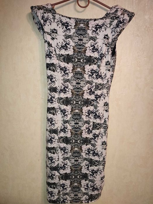 Цікава біло-чорна сукня