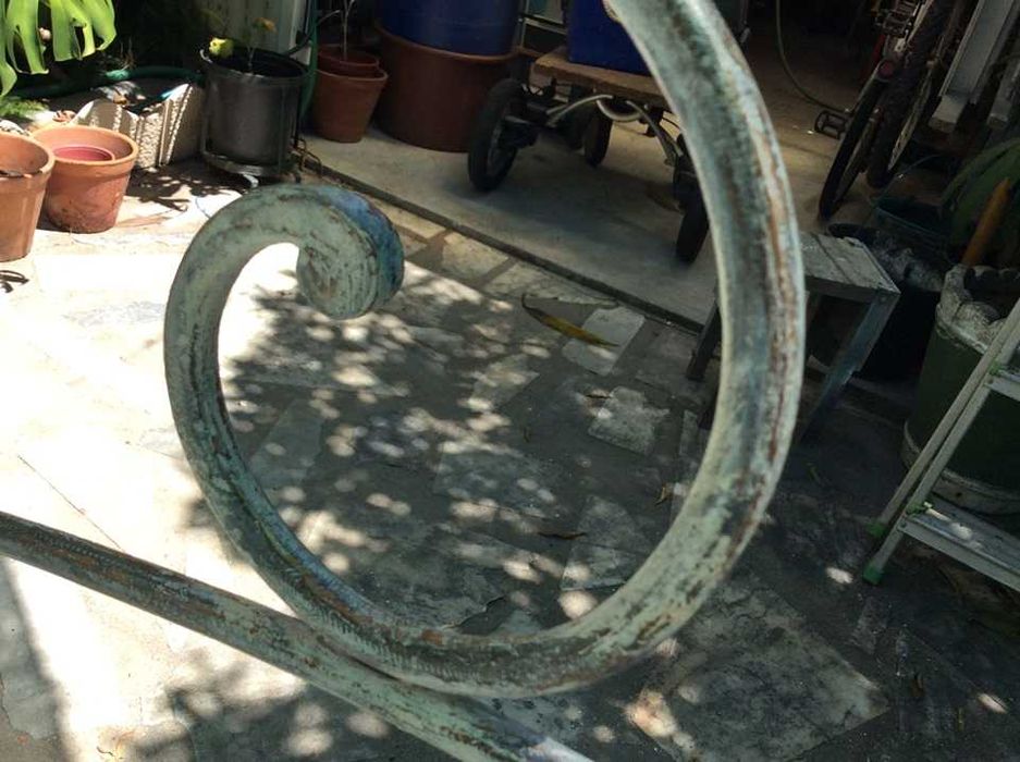 Cama em Ferro recuperada, transformada em Canapé para Jardim