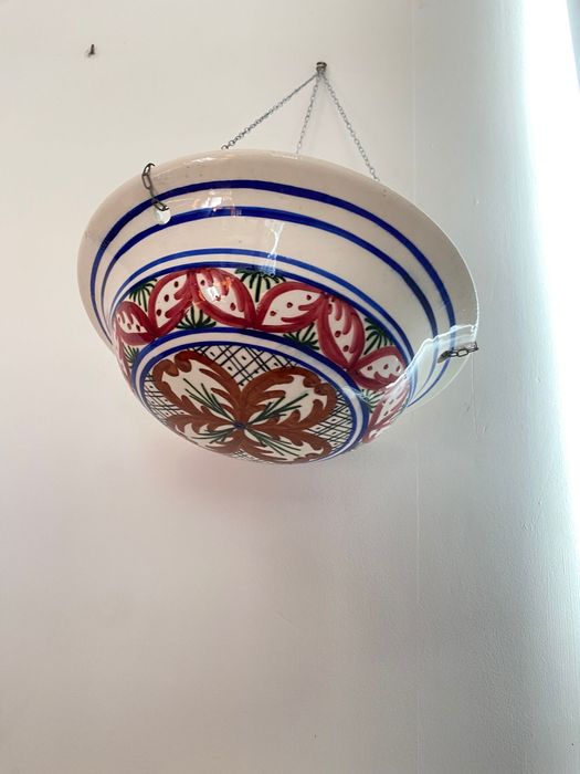 Floreiras suspensas em porcelana