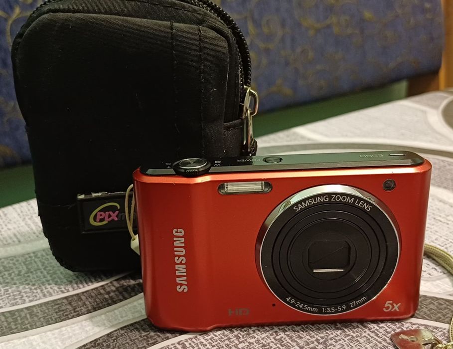 Цифровой компактный фотоаппарат Samsung ES90 красного цвета.