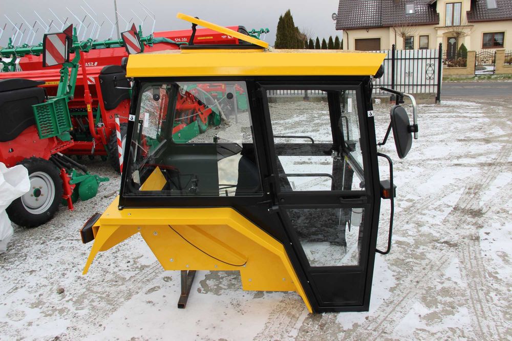 Kabina ursus C 330  C-330 z błotnikami Naglak wersja Elegant żółta