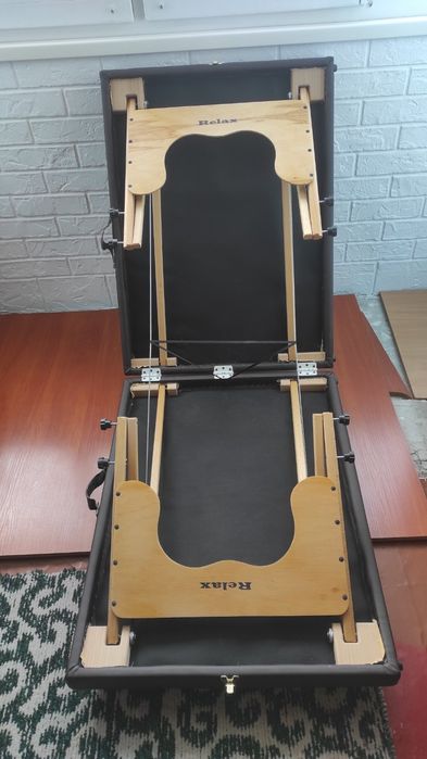 Кушетка кож-зам, деревянная в отличном состоянии